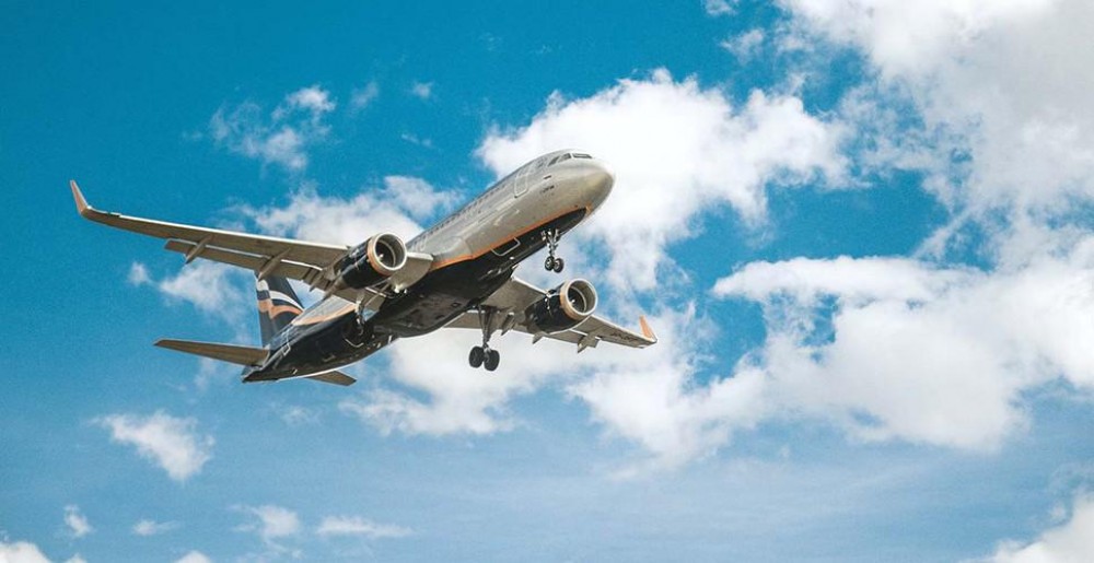 Terifiant // Cadavrul unei femei a călătorit 8 ore cu avionul, lângă soț și copii
